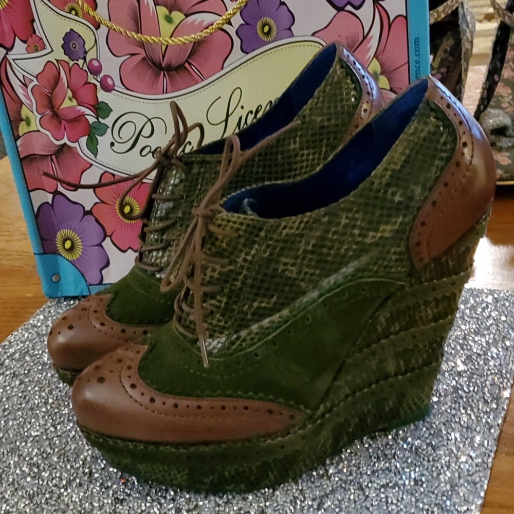 *POETIC LICENSE* Wild Safari wingtip wedges NIB